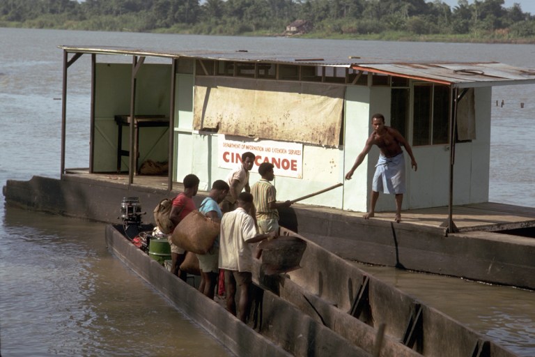 03-cinecanoe-papua-1969
